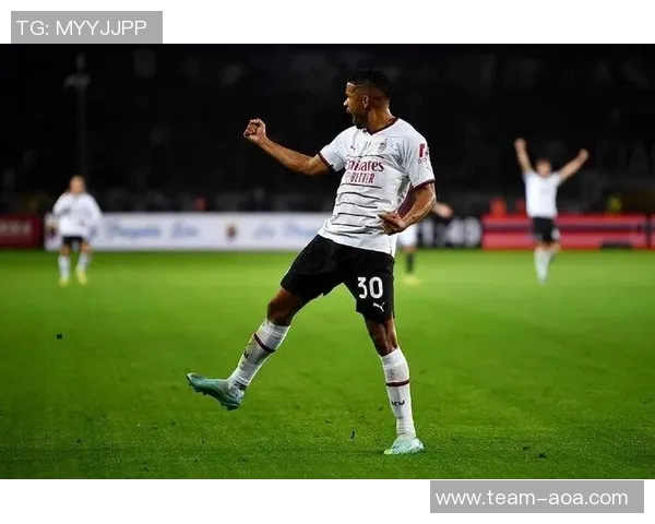 莱奥庆祝被加比亚拦截福法纳及时帮他整理衣领 莱奥庆祝被加比亚拦截福法纳及时帮他整理衣领